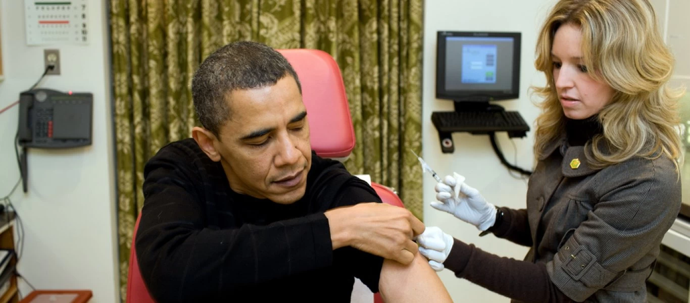 Ομπάμα για εμβόλιο: «Θα το κάνω και θα το κάνω live»